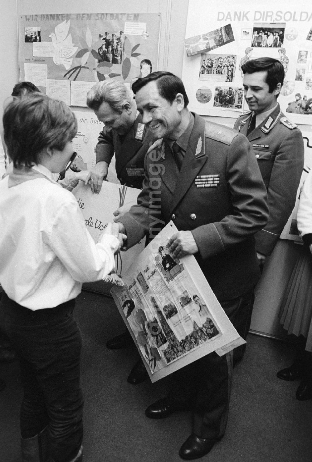 GDR photo archive: Berlin - Young pioneers hand tinkered wall newspapers in the house of the German-Soviet friendship (DSF) to generals of the national national army (NVA) and the red army in Berlin, the former capital of the GDR, German democratic republic