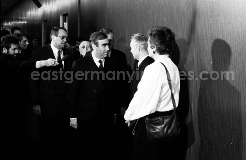 GDR photo archive: unbekannt - Treffen Modrow - Waigel 12.01.9