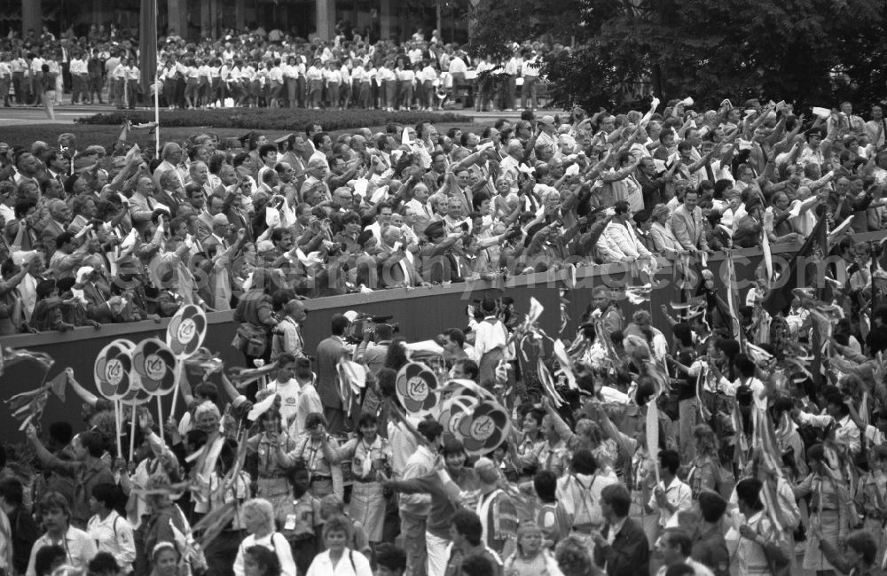 GDR picture archive: Chemnitz - Karl-Marx-Stadt - Demonstration and street action zum VIII. Pioniertreffen der Jugendorganisation Pionierorganisation Ernst Thaelmann in the district Zentrum in Chemnitz - Karl-Marx-Stadt in the state Saxony on the territory of the former GDR, German Democratic Republic