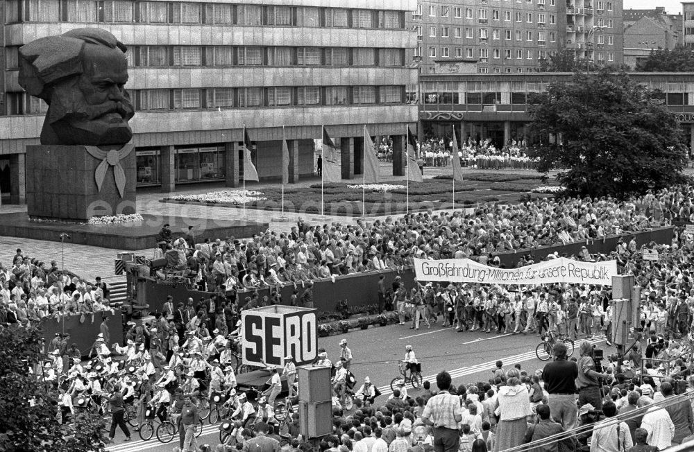 GDR image archive: Chemnitz - Karl-Marx-Stadt - Demonstration and street action zum VIII. Pioniertreffen der Jugendorganisation Pionierorganisation Ernst Thaelmann in the district Zentrum in Chemnitz - Karl-Marx-Stadt in the state Saxony on the territory of the former GDR, German Democratic Republic