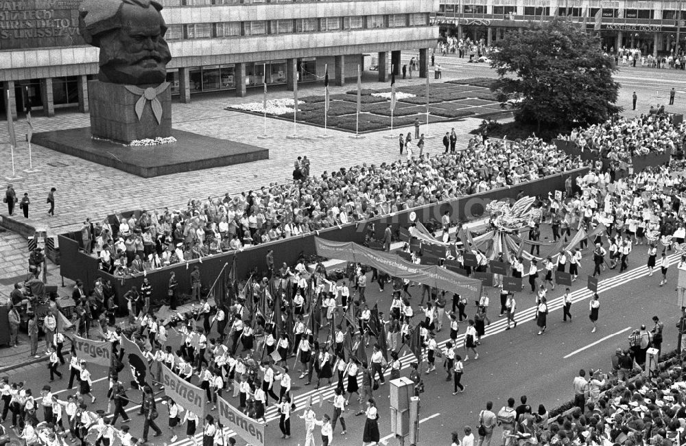 GDR picture archive: Chemnitz - Karl-Marx-Stadt - Demonstration and street action zum VIII. Pioniertreffen der Jugendorganisation Pionierorganisation Ernst Thaelmann in the district Zentrum in Chemnitz - Karl-Marx-Stadt in the state Saxony on the territory of the former GDR, German Democratic Republic