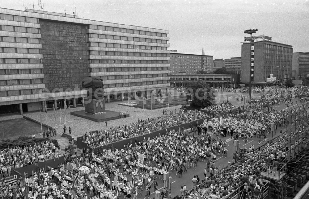 GDR image archive: Chemnitz - Karl-Marx-Stadt - Demonstration and street action zum VIII. Pioniertreffen der Jugendorganisation Pionierorganisation Ernst Thaelmann in the district Zentrum in Chemnitz - Karl-Marx-Stadt in the state Saxony on the territory of the former GDR, German Democratic Republic