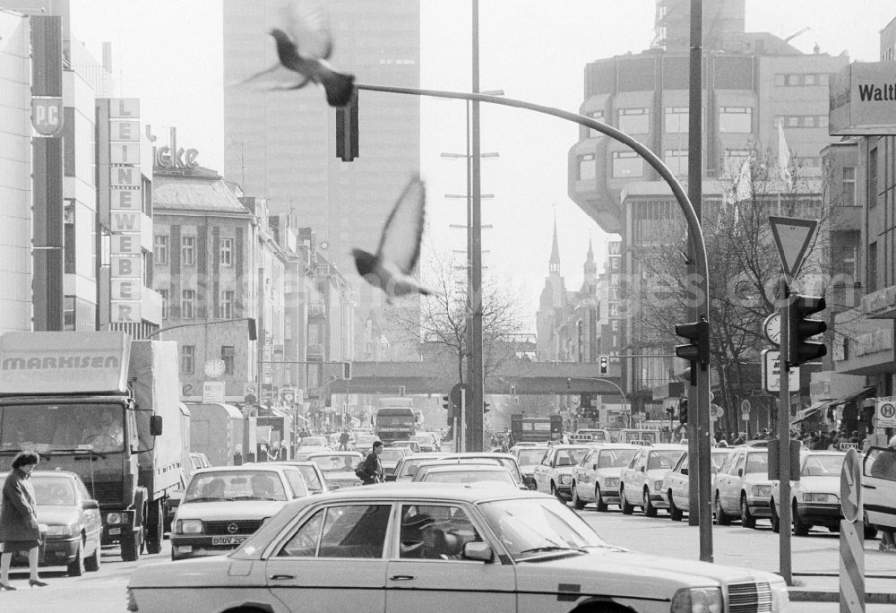 GDR image archive: Berlin - Road traffic and pedestrians on the Schlossstrasse in Berlin Steglitz