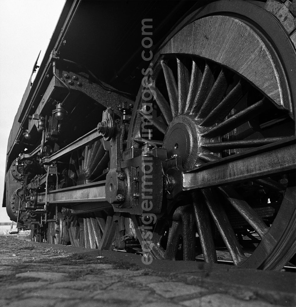 GDR picture archive: Halberstadt - Driving wheel with old design driving rod on a steam locomotive of the Deutsche Reichsbahn of the class
