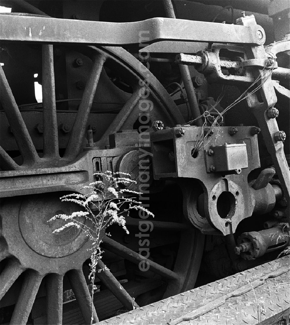 GDR picture archive: Halberstadt - Driving wheel of a decommissioned and decommissioned steam locomotive of the Deutsche Reichsbahn of the class 22 with dismantled driving rod in the depot in Halberstadt in the state Saxony-Anhalt in the area of the former GDR, German Democratic Republic