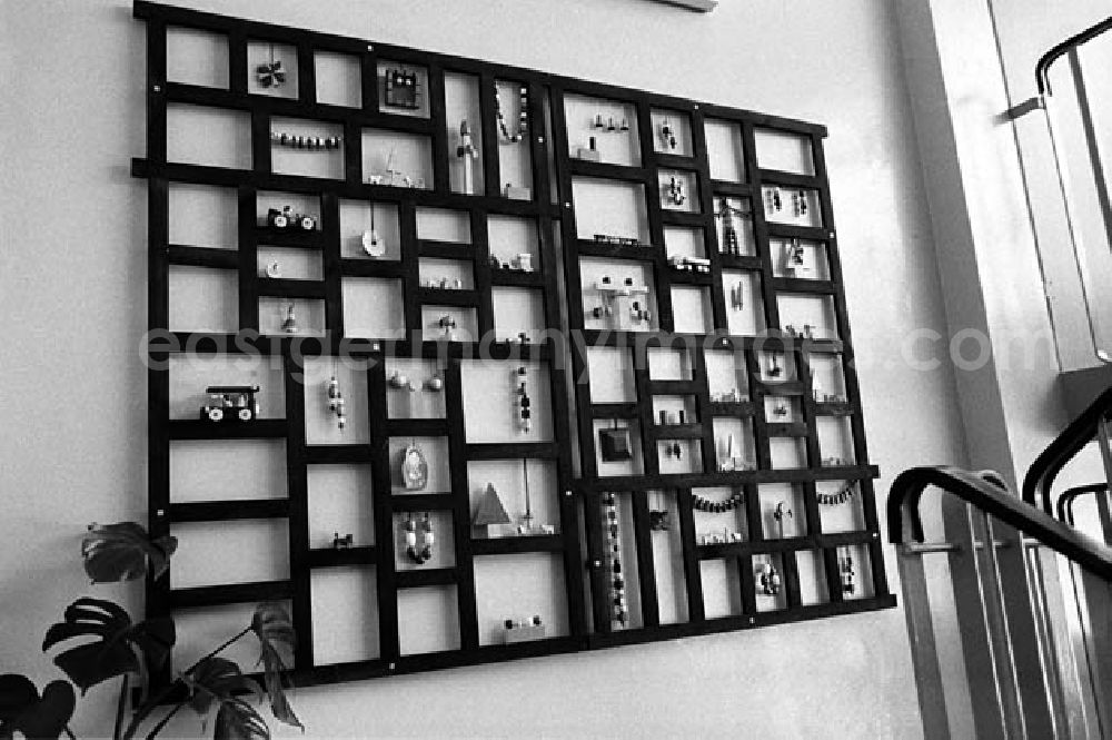 GDR picture archive: Berlin - Regal mit Spielzeug / Holzspielzeug im Treppenhaus vom Kindergarten in der Salvador-Allende-Straße in Berlin Köpenick.