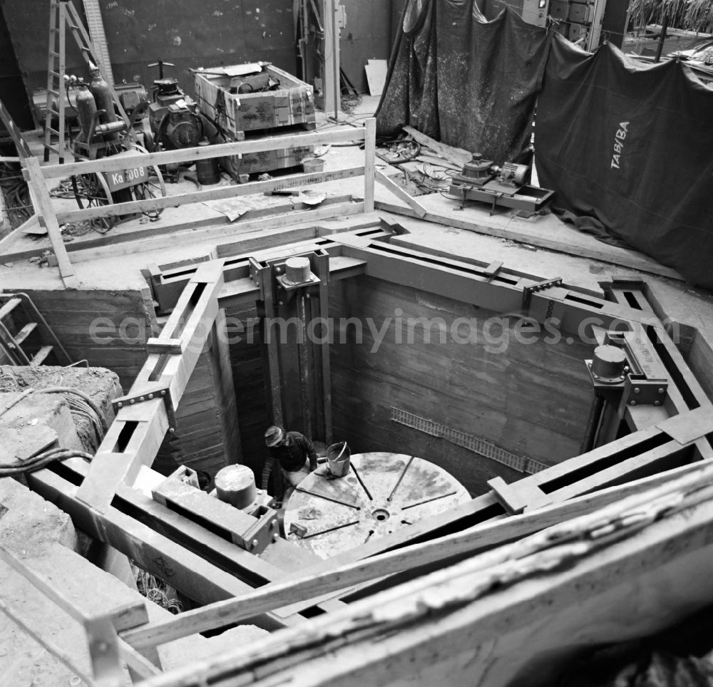 GDR image archive: Berlin - Assembly of a vertical winding machine in the transformer plant Oberschoeneweide in Berlin Eastberlin on the territory of the former GDR, German Democratic Republic