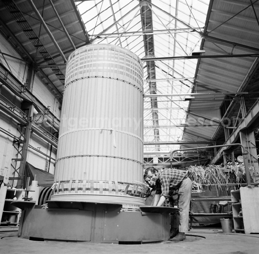 GDR picture archive: Berlin - Assembly of a vertical winding machine in the transformer plant Oberschoeneweide in Berlin Eastberlin on the territory of the former GDR, German Democratic Republic