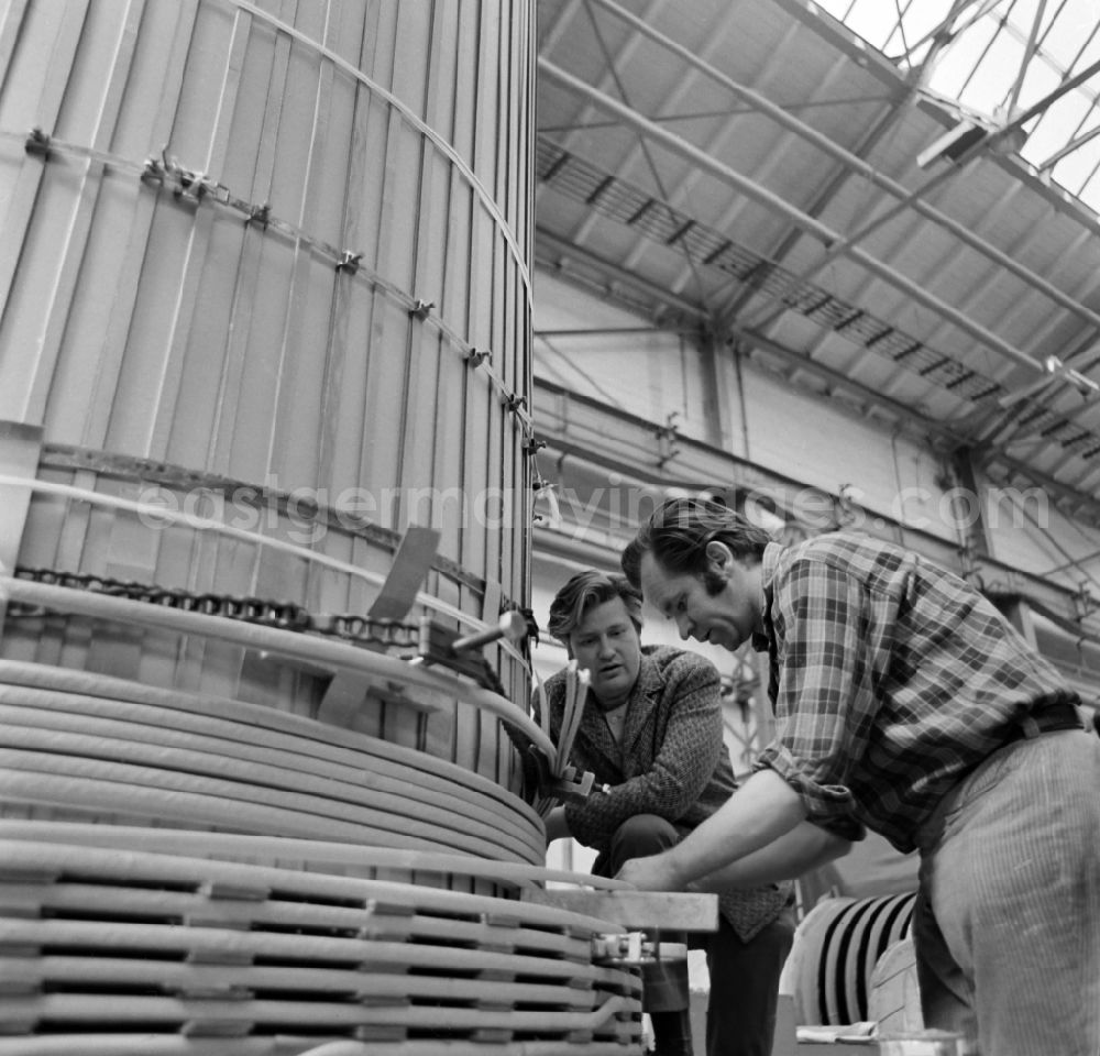 Berlin: Assembly of a vertical winding machine in the transformer plant Oberschoeneweide in Berlin Eastberlin on the territory of the former GDR, German Democratic Republic