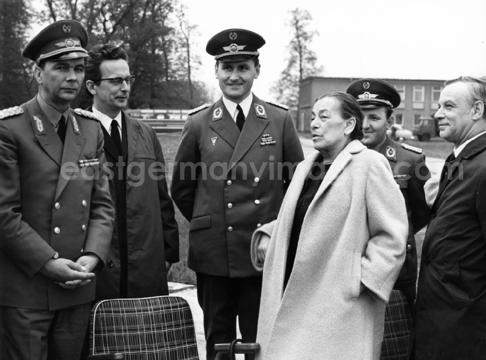 GDR image archive: Bautzen - Visit the troops of the actress Helene Weigel (190