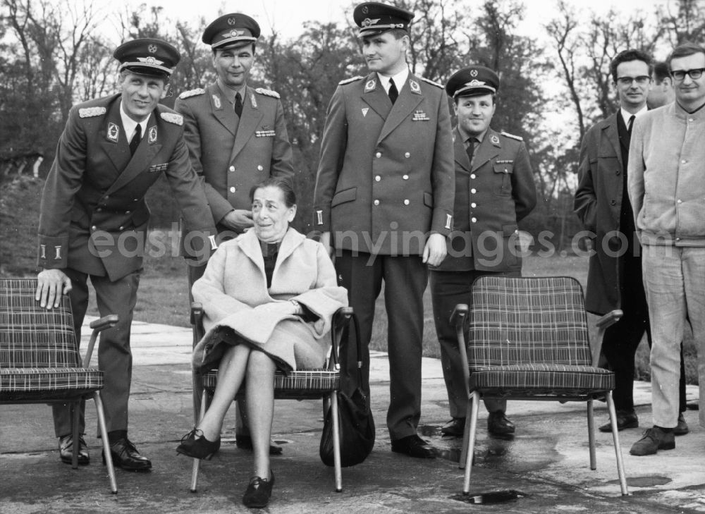 GDR photo archive: Bautzen - Visit the troops of the actress Helene Weigel (190