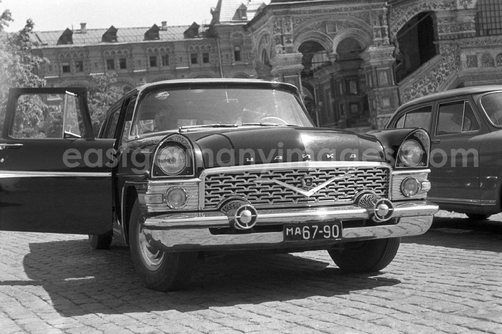 GDR photo archive: Moskau - The Chaika is a luxury car manufacturer Gorkowski Awtomobilny Zavod, which was built from 1959 to 1988 in two models and several variants in the USSR