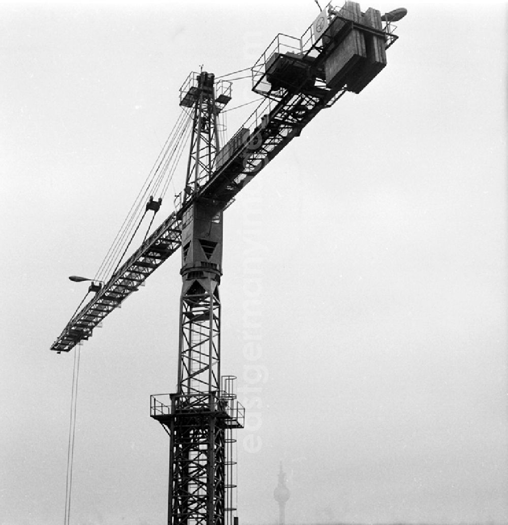 GDR photo archive: Berlin - Blick auf Turmdrehkran am Leninplatz beim Bau eines 17 Geschoß - Hochhauses.