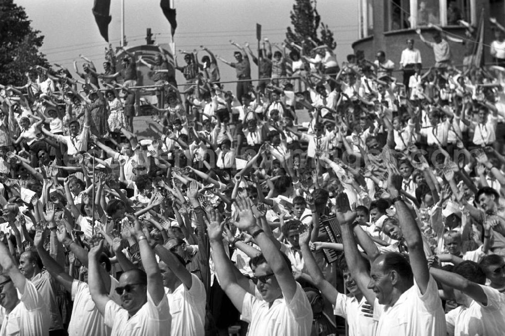 GDR image archive: Leipzig - Zuschauer schwenken begeistert ihre Arme beim IV. Deutschen Turn- und Sportfest in Leipzig vom 1.-4.8.1963 im Takt.