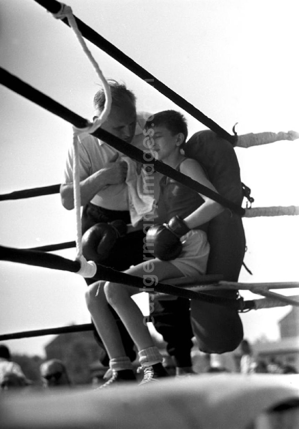 GDR image archive: Leipzig - Ein Junge wird von seinem Trainer auf den nächsten Boxkampf beim IV. Deutschen Turn- und Sportfest in Leipzig vom 1.-4.8.1963 vorbereitet.