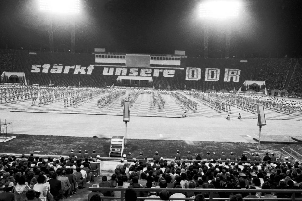 GDR photo archive: Leipzig - Gymnastics and Sports Festival Spartakiade in Leipzig in the state Saxony on the territory of the former GDR, German Democratic Republic