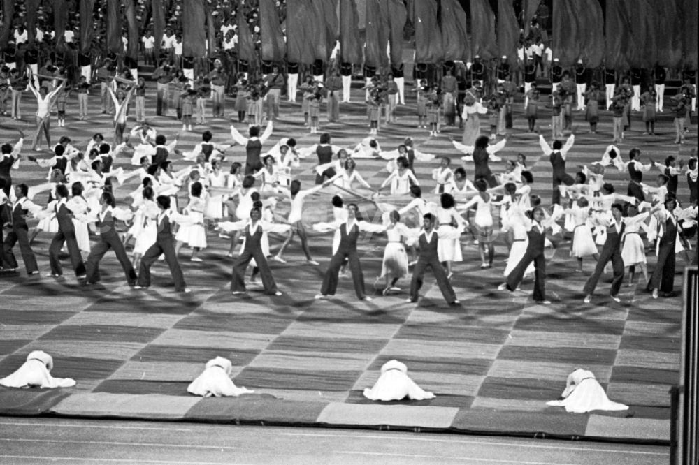 GDR picture archive: Leipzig - Gymnastics and Sports Festival Spartakiade in Leipzig in the state Saxony on the territory of the former GDR, German Democratic Republic