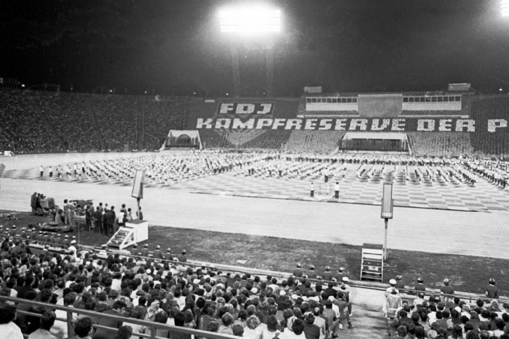 GDR picture archive: Leipzig - Gymnastics and Sports Festival Spartakiade in Leipzig in the state Saxony on the territory of the former GDR, German Democratic Republic
