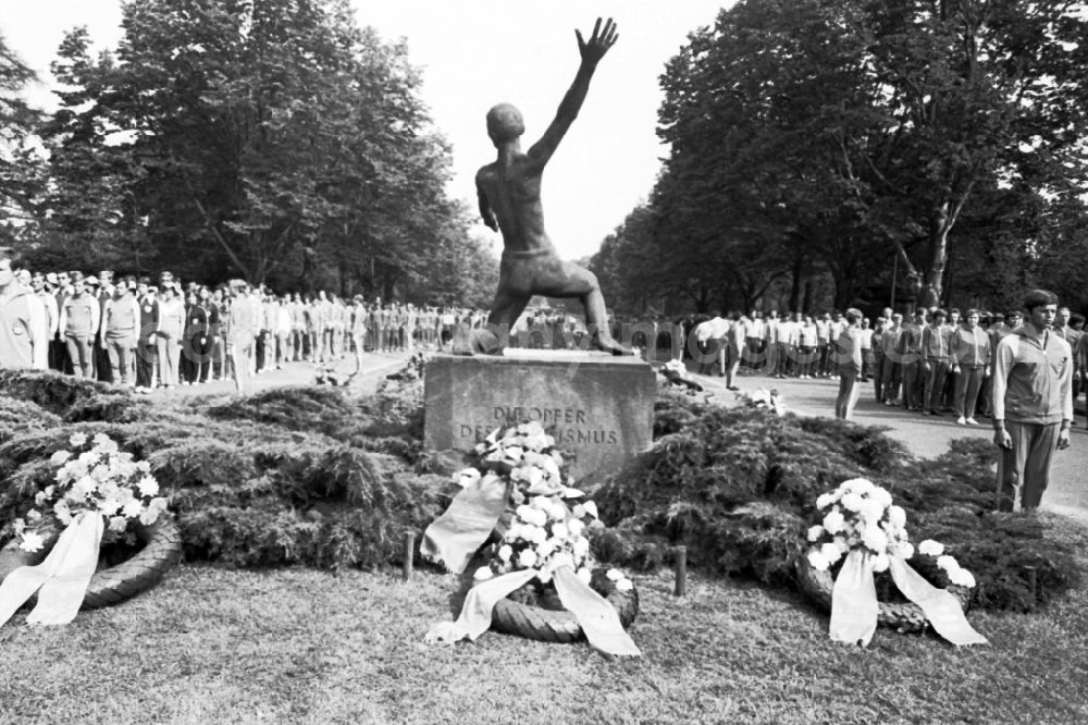 GDR image archive: Leipzig - Gymnastics and Sports Festival Spartakiade in Leipzig in the state Saxony on the territory of the former GDR, German Democratic Republic