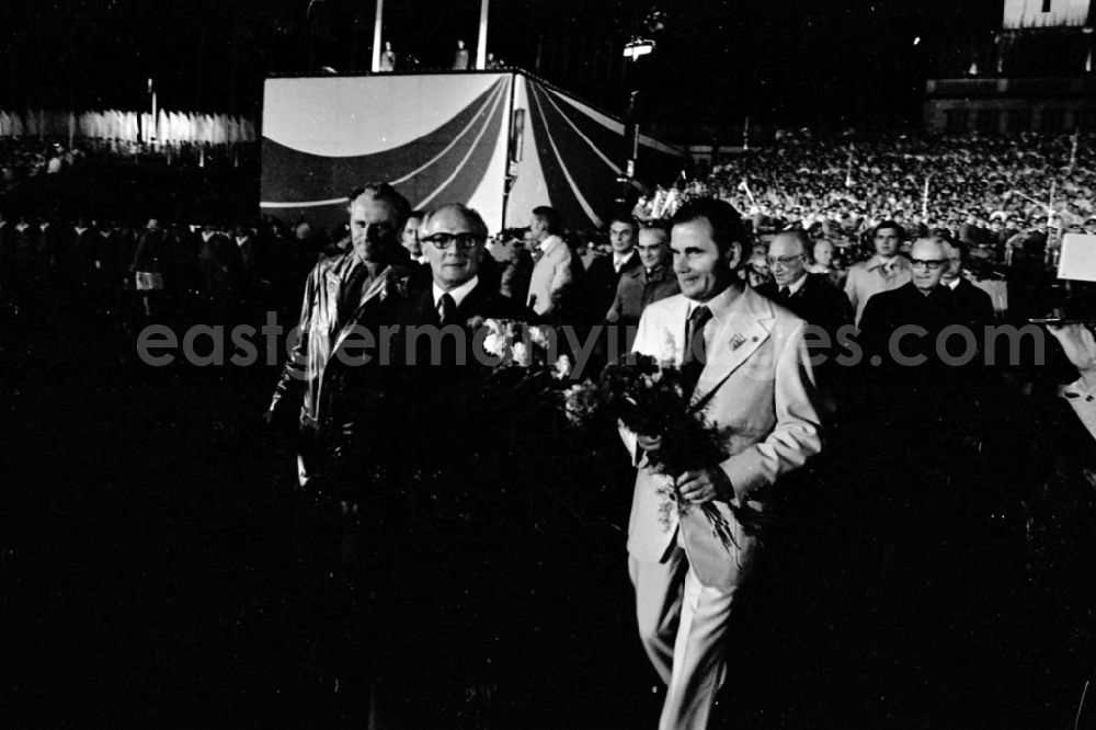 GDR image archive: Leipzig - Erich Honecker, General Secretary of the Central Committee of the SED, at the closing ceremony of the Gymnastics and Sports Festival Spartakiade in Leipzig in the state Saxony on the territory of the former GDR, German Democratic Republic