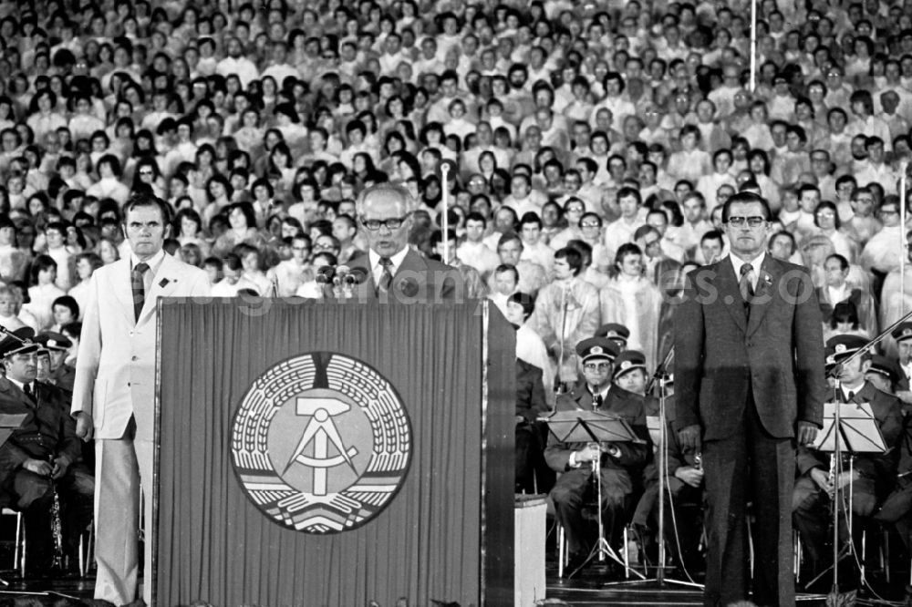 GDR photo archive: Leipzig - Erich Honecker, General Secretary of the Central Committee of the SED, at the closing ceremony of the Gymnastics and Sports Festival Spartakiade in Leipzig in the state Saxony on the territory of the former GDR, German Democratic Republic