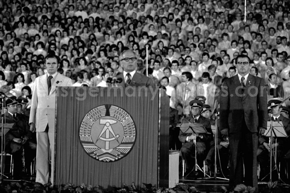 GDR picture archive: Leipzig - Erich Honecker, General Secretary of the Central Committee of the SED, at the closing ceremony of the Gymnastics and Sports Festival Spartakiade in Leipzig in the state Saxony on the territory of the former GDR, German Democratic Republic