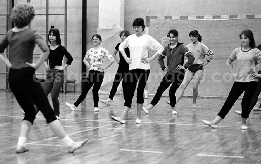 GDR picture archive: Berlin-Lichtenberg - 11.03.1982 Turnerverband 35. Oberschule Lichtenberg (Vorbereitung auf das Turn- und Sportfest in Leipzig 1983) in Berlin Umschlagnr.: 2