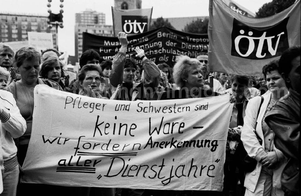 GDR photo archive: Berlin - ÖTV - Demo vor dem Roten Rathaus Umschlag:718