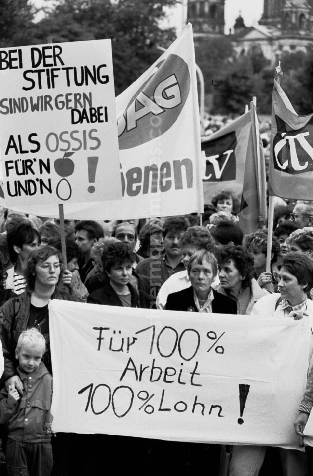 GDR picture archive: Berlin - ÖTV - Demo vor dem Roten Rathaus Umschlag:718