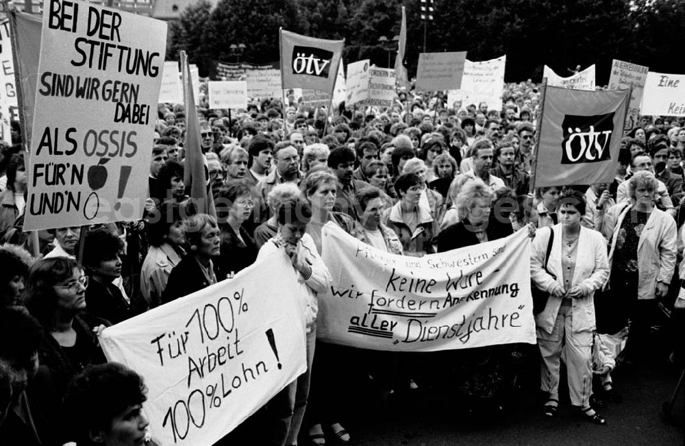 GDR photo archive: Berlin - ÖTV - Demo vor dem Roten Rathaus Umschlag:718