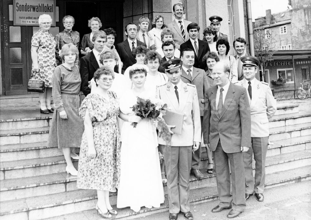 Anklam: Typical GDR- wedding reception soldier in uniform at the registry office Anklam in today's state of Mecklenburg-Vorpommern