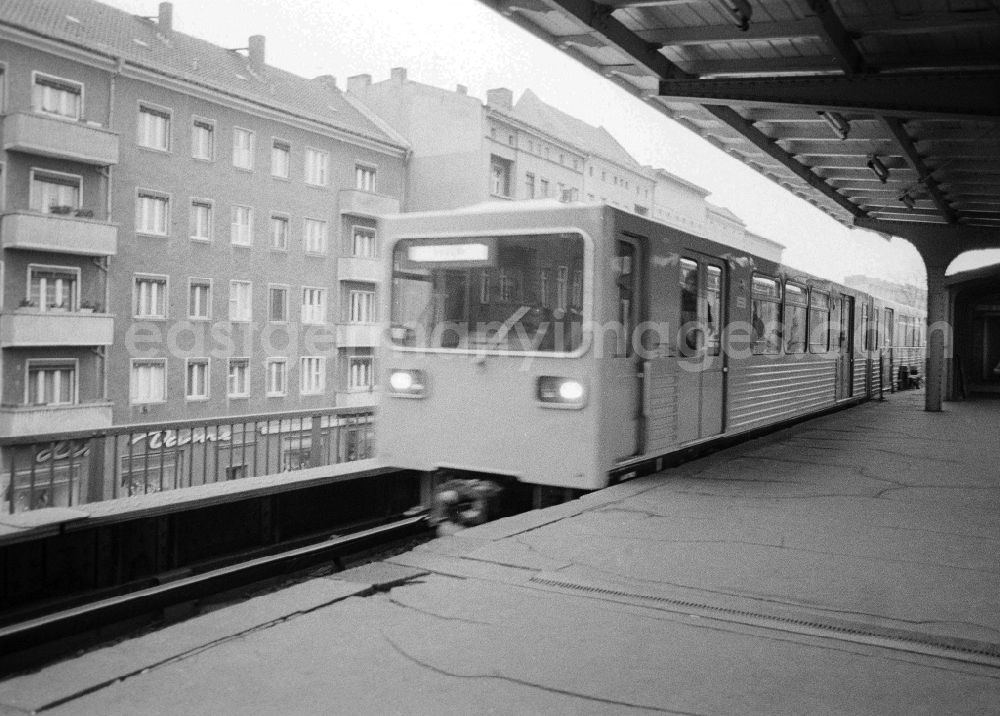 GDR picture archive: Berlin - Underground train in the railway station Schoenhauser avenue in Berlin, the former capital of the GDR, German democratic republic