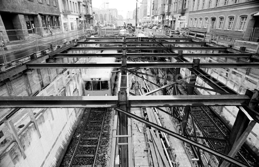 GDR photo archive: Berlin-Mitte - U-Bahnhof Oranienburgerstr. 25.11.92