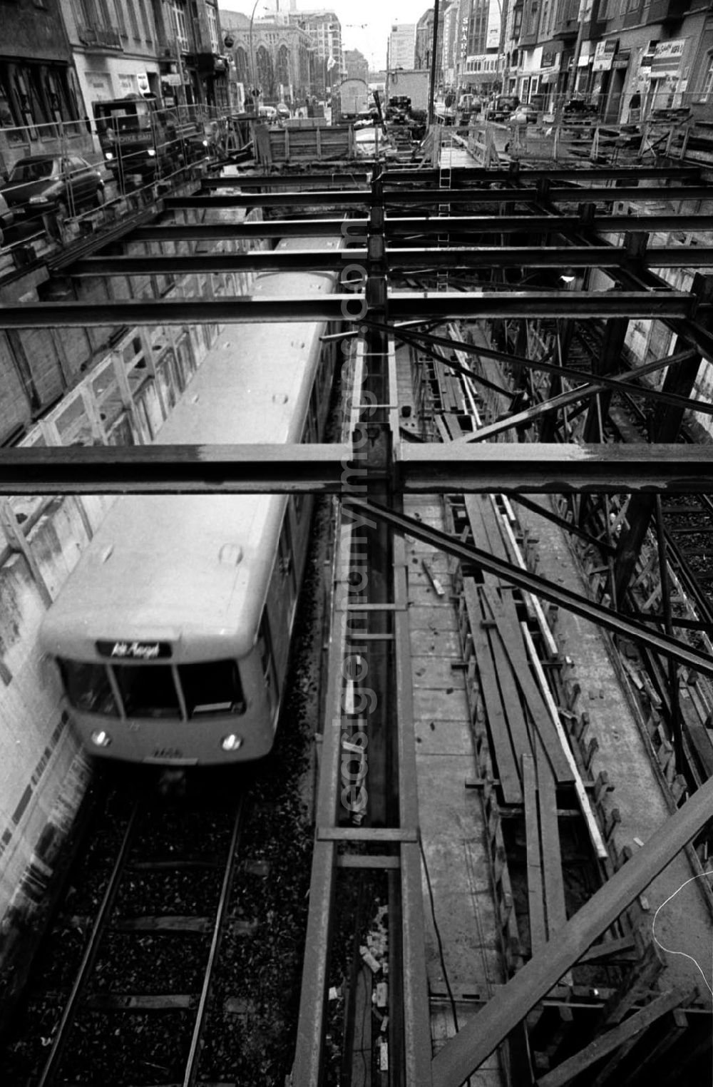 GDR picture archive: Berlin-Mitte - U-Bahnhof Oranienburgerstr. 25.11.92