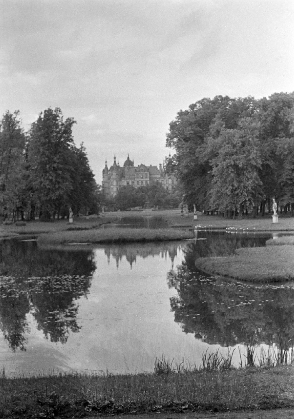 GDR photo archive: Schwerin - Shore area and water surface of the lake Burgsee on street Lennestrasse in Schwerin, Mecklenburg-Western Pomerania on the territory of the former GDR, German Democratic Republic