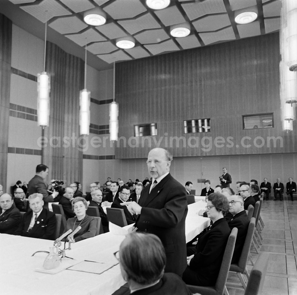 GDR image archive: Berlin - Chairman of the State Council of the GDR, Walter Ulbricht, in the State Council building on Marx-Engels-Platz, at a reception for 50 general partners. The occasion of the reception was the 1