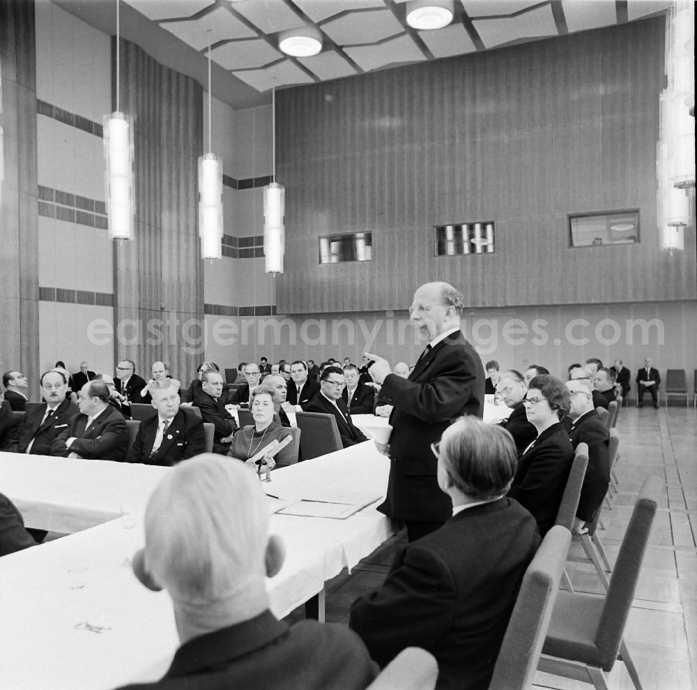 Berlin: Chairman of the State Council of the GDR, Walter Ulbricht, in the State Council building on Marx-Engels-Platz, at a reception for 50 general partners. The occasion of the reception was the 1