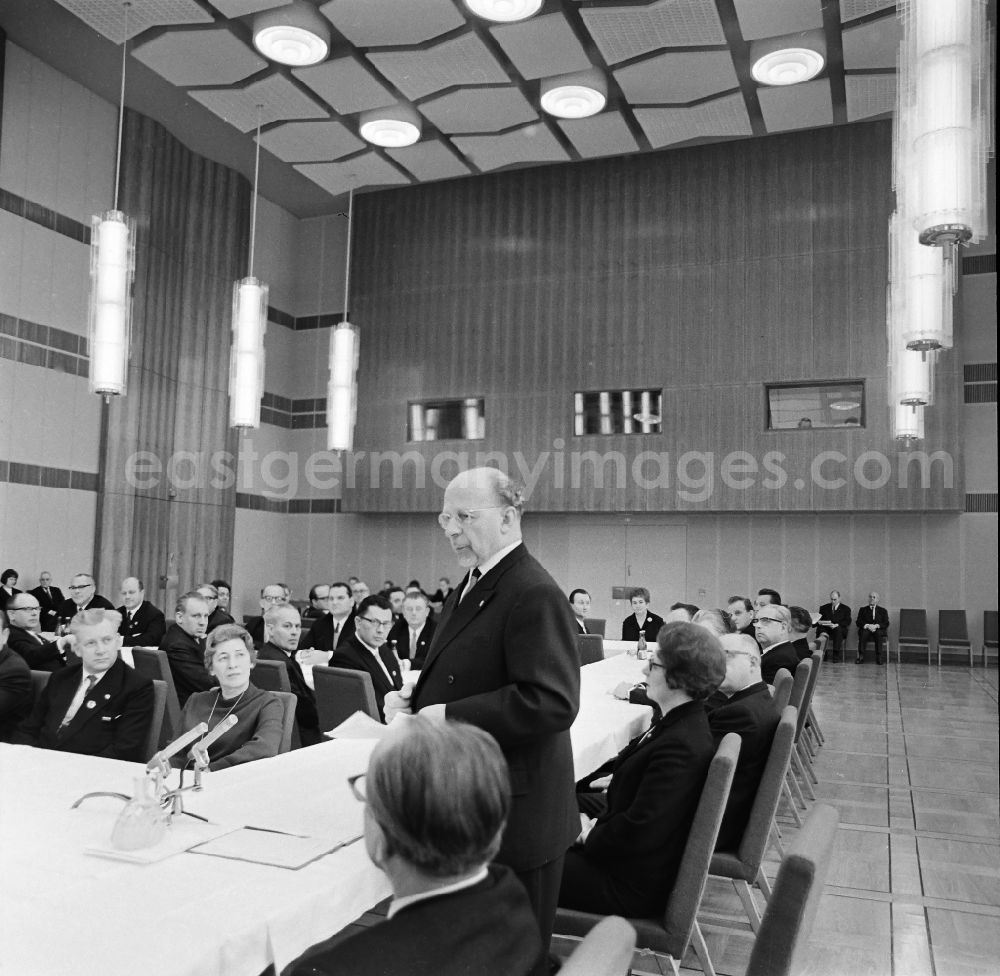 GDR image archive: Berlin - Chairman of the State Council of the GDR, Walter Ulbricht, in the State Council building on Marx-Engels-Platz, at a reception for 50 general partners. The occasion of the reception was the 1