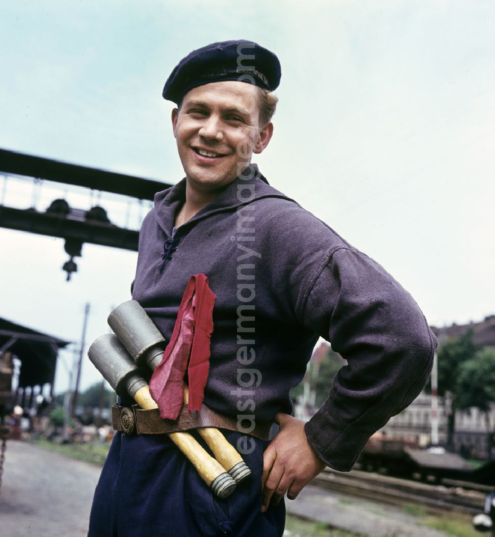 GDR picture archive: Görlitz - The actor Ulrich Thein during filming for the DEFA film The Sailors' Song in Goerlitz, Saxony in the territory of the former GDR, German Democratic Republic