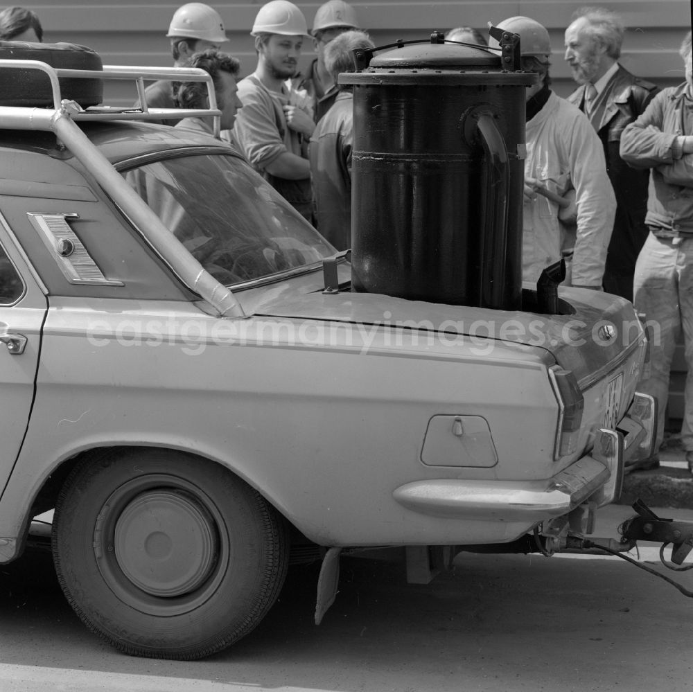 GDR picture archive: Berlin - Mitte - Conversion of an automobile type Volga GAZ24 with wood gasification - converting in Berlin - Mitte