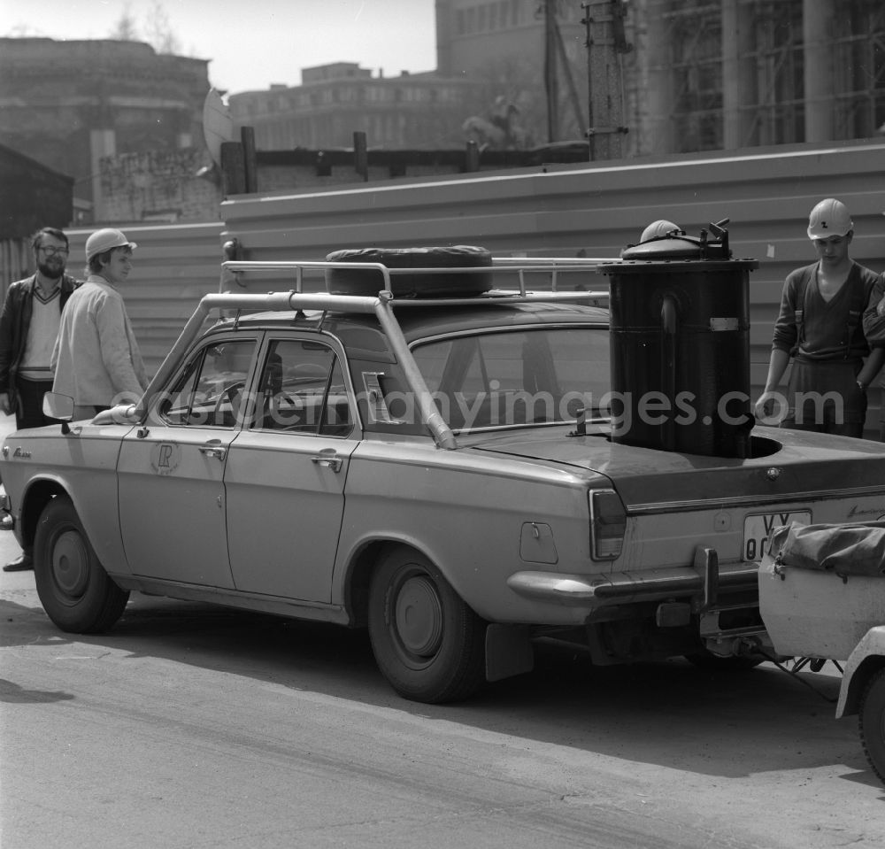 GDR image archive: Berlin - Mitte - Conversion of an automobile type Volga GAZ24 with wood gasification - converting in Berlin - Mitte