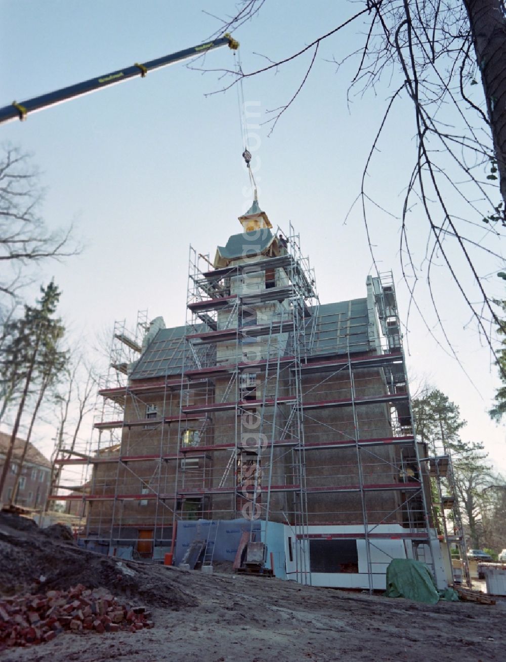 GDR picture archive: Potsdam - Renovation work for restoration and modernization on the construction site a villa in street Spitzweggasse in the district Babelsberg in Potsdam in the state Brandenburg on the territory of the former GDR, German Democratic Republic