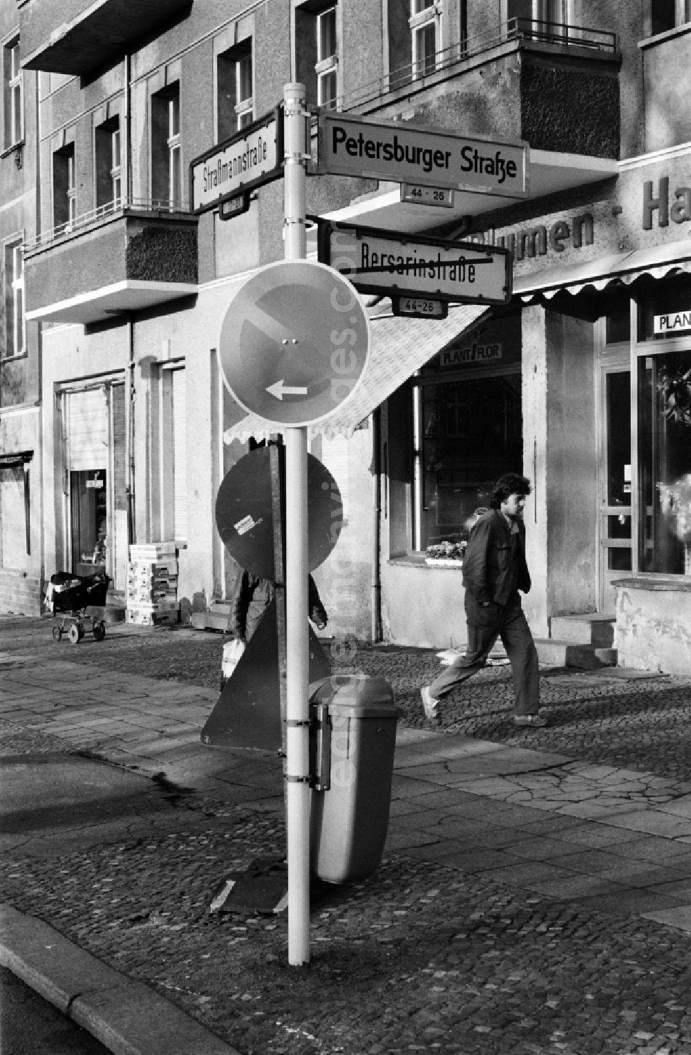 GDR image archive: Berlin - A new street sign shows the renaming of Bersarinstrasse in Petersburger Strasse on the corner Strassmannstrasse in Berlin - Friedrichshain, the former capital of the GDR, German Democratic Republic