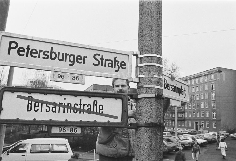 GDR image archive: Berlin - Renamed street Bersarinstrasse to Petersburgerstrasse at the Bersarinplatz in Berlin-Friedrichshain