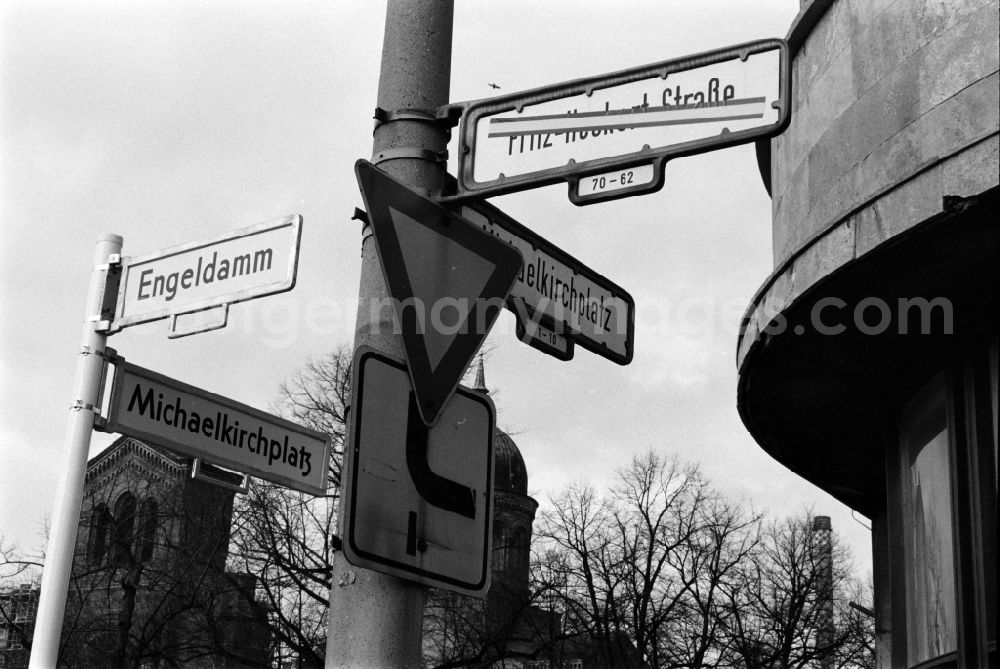 GDR picture archive: Berlin - A new street sign shows the renaming of Fritz-Heckert-Strasse in Engeldamm on the corner Michaelkirchplatz in Berlin - Mitte, the former capital of the GDR, German Democratic Republic