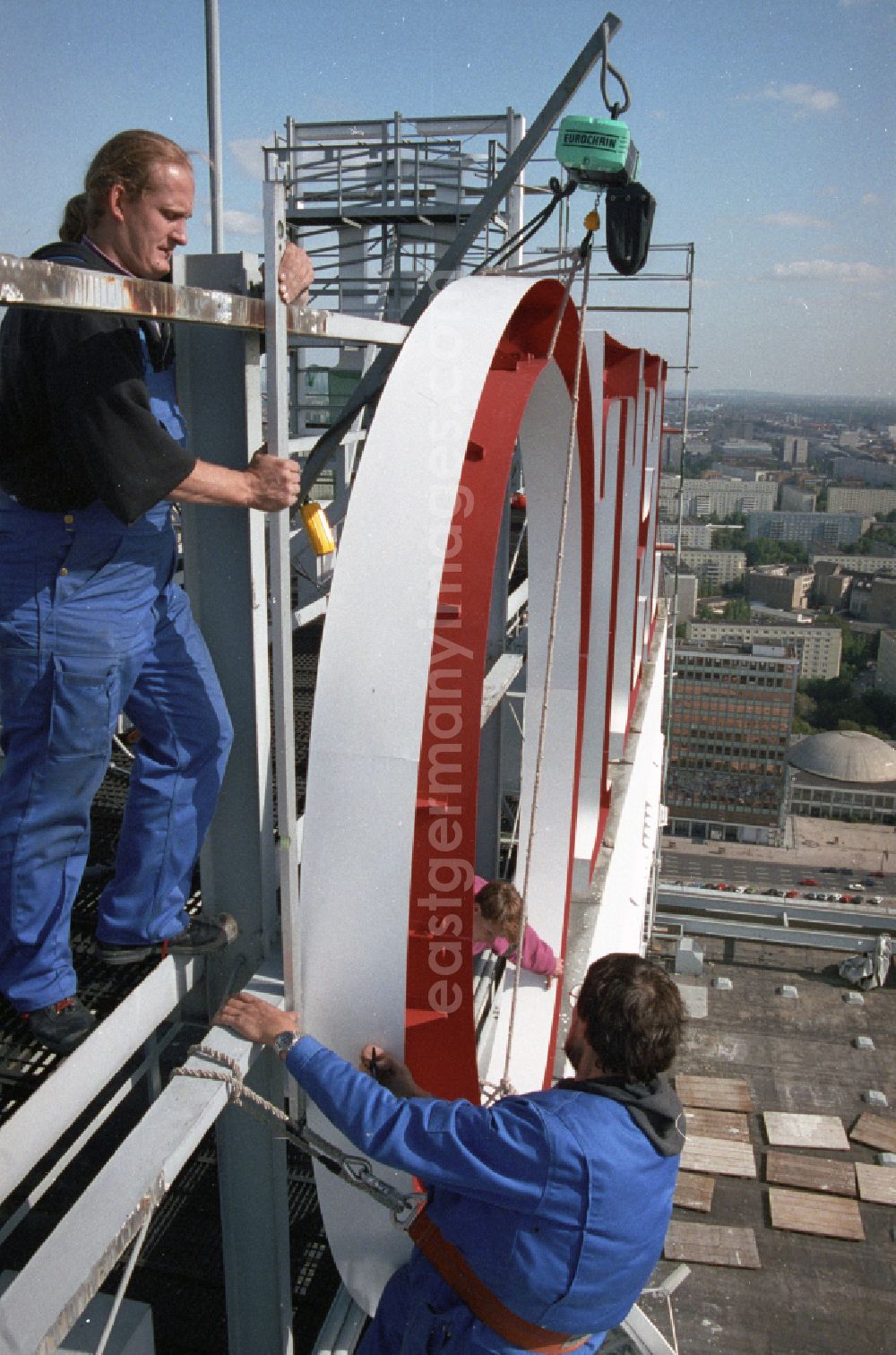 GDR photo archive: Berlin - Renaming work on the roof of the gastronomic facility of the hotel building from HOTEL STADT BERLIN to FORUM HOTEL on Alexanderplatz in the district Mitte in Berlin East Berlin in the area of ​​the former GDR, German Democratic Republic
