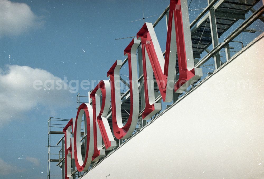 GDR picture archive: Berlin - Renaming work on the roof of the gastronomic facility of the hotel building from HOTEL STADT BERLIN to FORUM HOTEL on Alexanderplatz in the district Mitte in Berlin East Berlin in the area of ​​the former GDR, German Democratic Republic