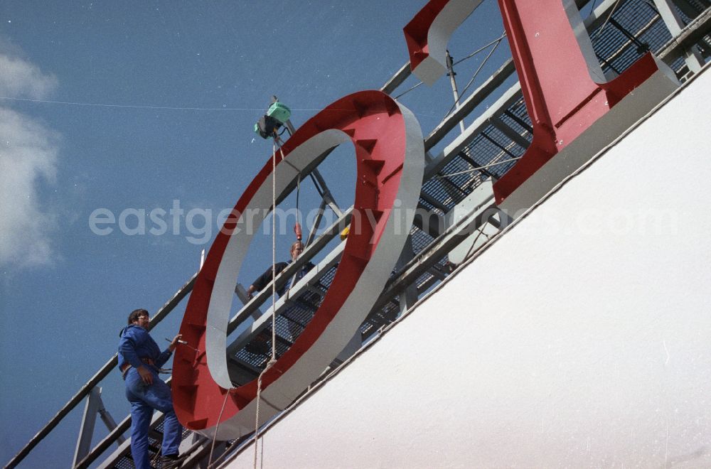 GDR image archive: Berlin - Renaming work on the roof of the gastronomic facility of the hotel building from HOTEL STADT BERLIN to FORUM HOTEL on Alexanderplatz in the district Mitte in Berlin East Berlin in the area of ​​the former GDR, German Democratic Republic