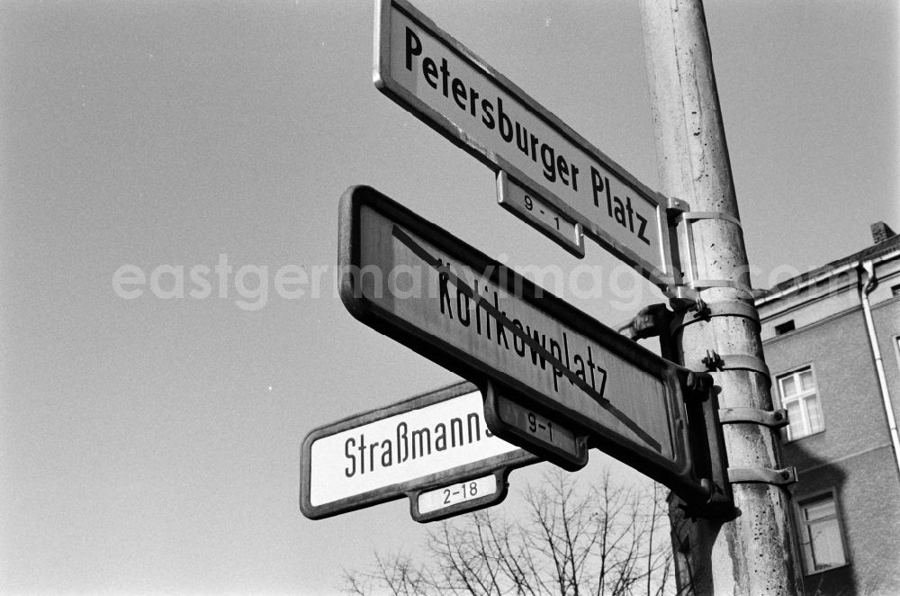GDR picture archive: Berlin - A new street sign shows the renaming of Kotikowplatz in Petersburger Platz on the corner Strassmannstrasse in Berlin - Friedrichshain, the former capital of the GDR, German Democratic Republic