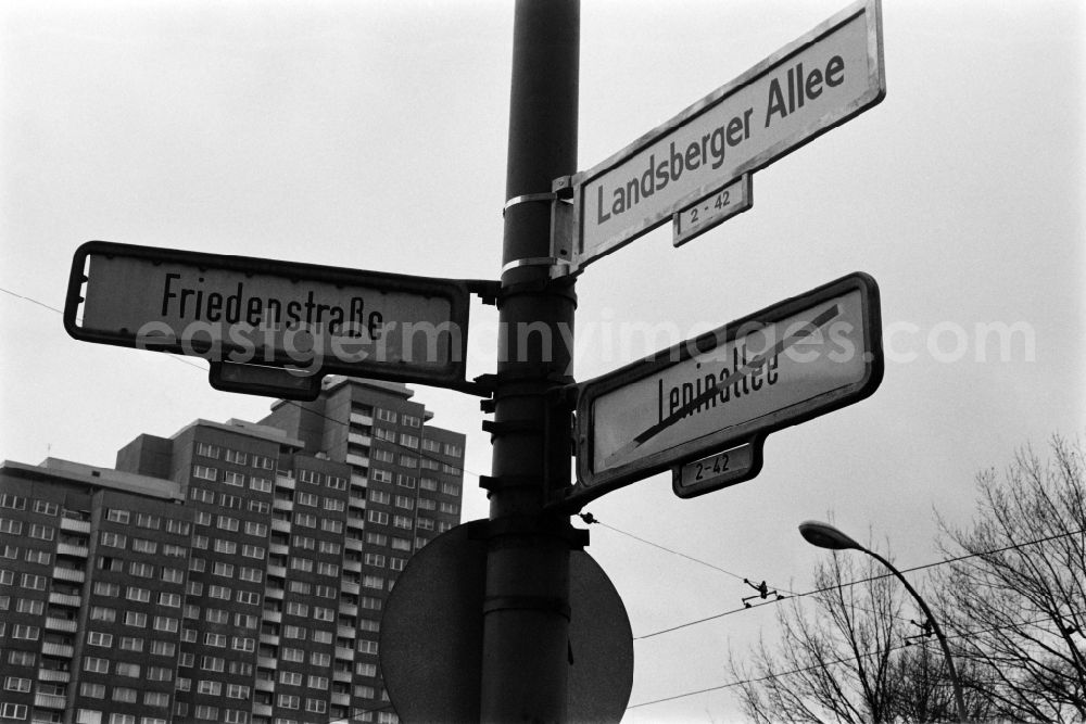 Berlin: A new street sign shows the renaming of Leninallee in Landsberger Allee on the corner Friedenstrasse in Berlin - Friedrichshain, the former capital of the GDR, German Democratic Republic
